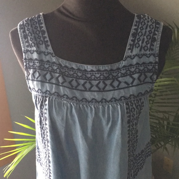 Cute ‘beach lunch lounge’ chambray sundress, size Medium - Picture 3 of 6